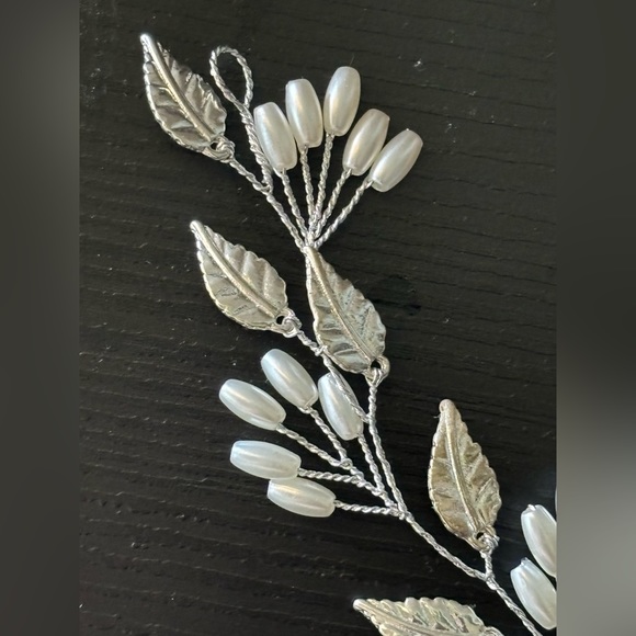 Bridal hair vine | Silver and Pearls - Picture 6 of 10